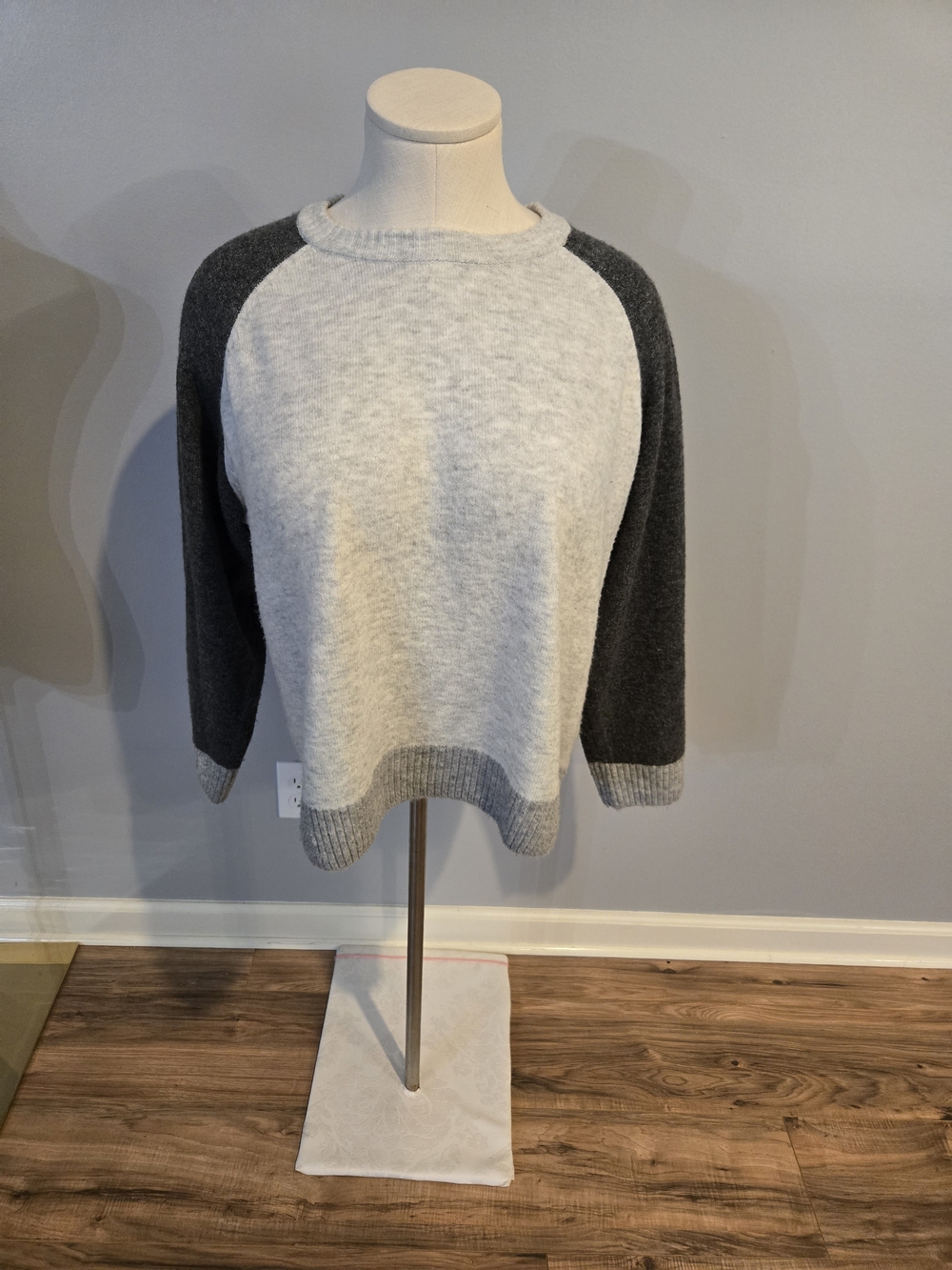 Vince Camuto Light Gray Body Dark Gray Raglan Sweater